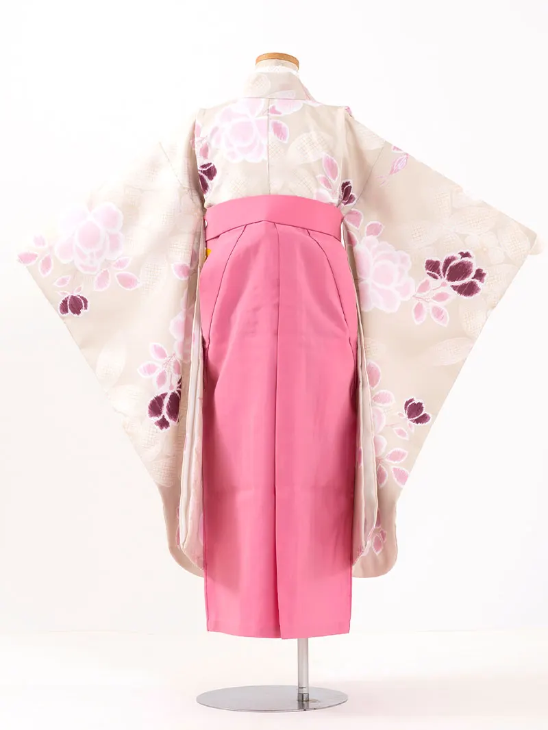 女児袴レンタル(7歳)0097 薄ベージュ地に花＆ピンク色刺繍袴