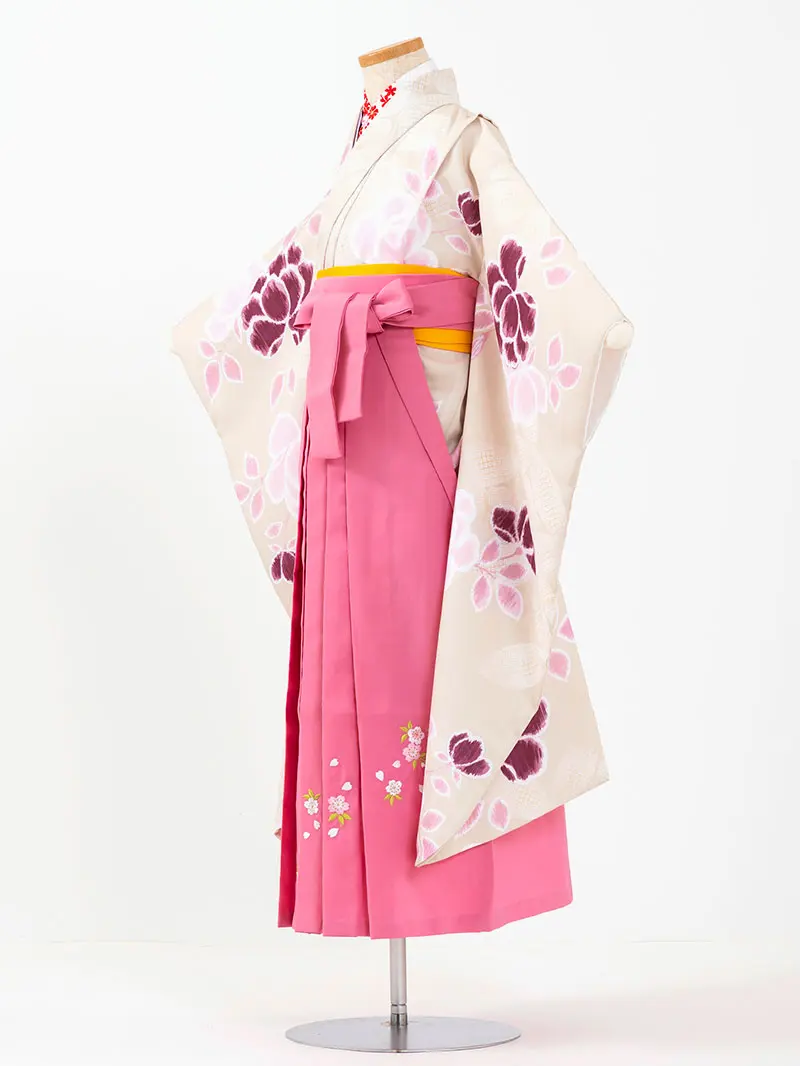 女児袴レンタル(7歳)0097 薄ベージュ地に花＆ピンク色刺繍袴
