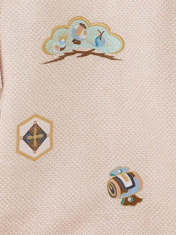 男児産着 1108 絞り柄 鹿の子 ベージュ 鷹 宝尽くし 総刺繍
