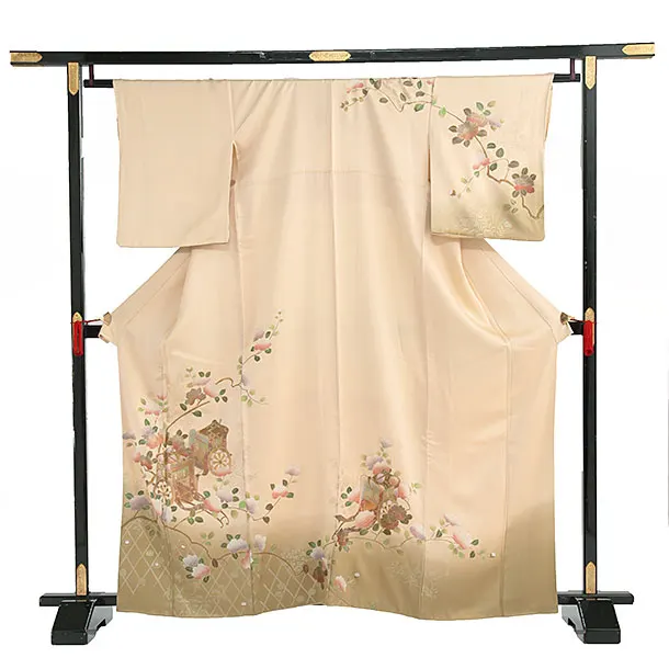 訪問着 ﾍﾞｰｼﾞｭ金彩御所車