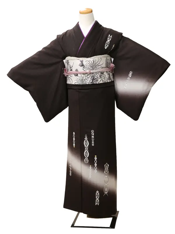 訪問着0006黒地　銀彩の更紗文様