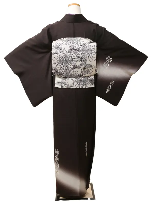 訪問着0006黒地　銀彩の更紗文様