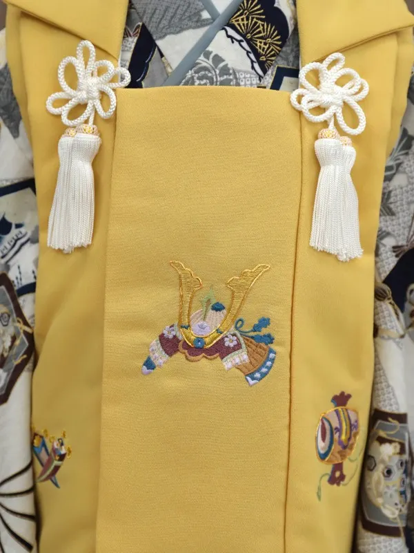 七五三レンタル(3歳男児被布)刺繍・兜/からし×松に兜/グレー