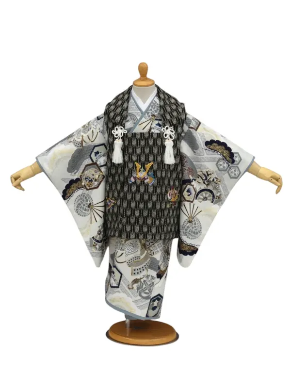 七五三レンタル(3歳男児被布)刺繍・兜×矢絣/黒×松に兜/グレー