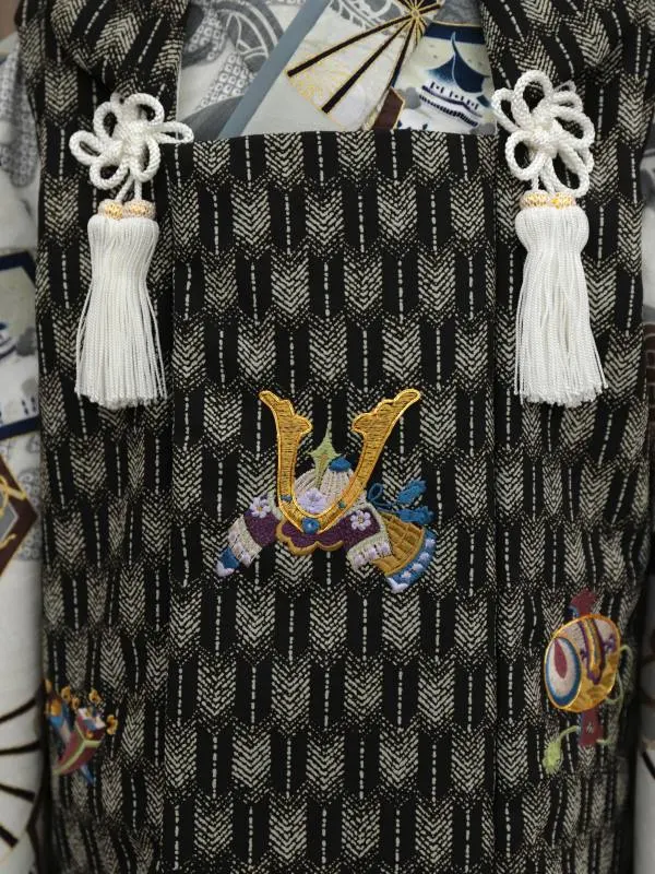 七五三レンタル(3歳男児被布)刺繍・兜×矢絣/黒×松に兜/グレー