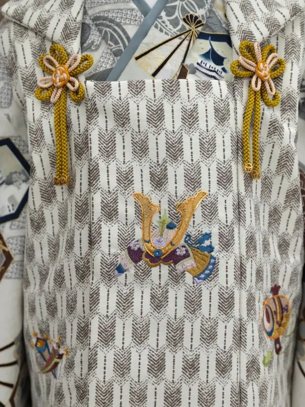 七五三レンタル(3歳男児被布)刺繍・兜×矢絣/白×松に兜/グレー