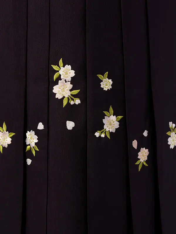 卒業袴 R1012 E-H012-24-3 黒地 花紋 桜|赤紫ぼかし袴 桜刺繍