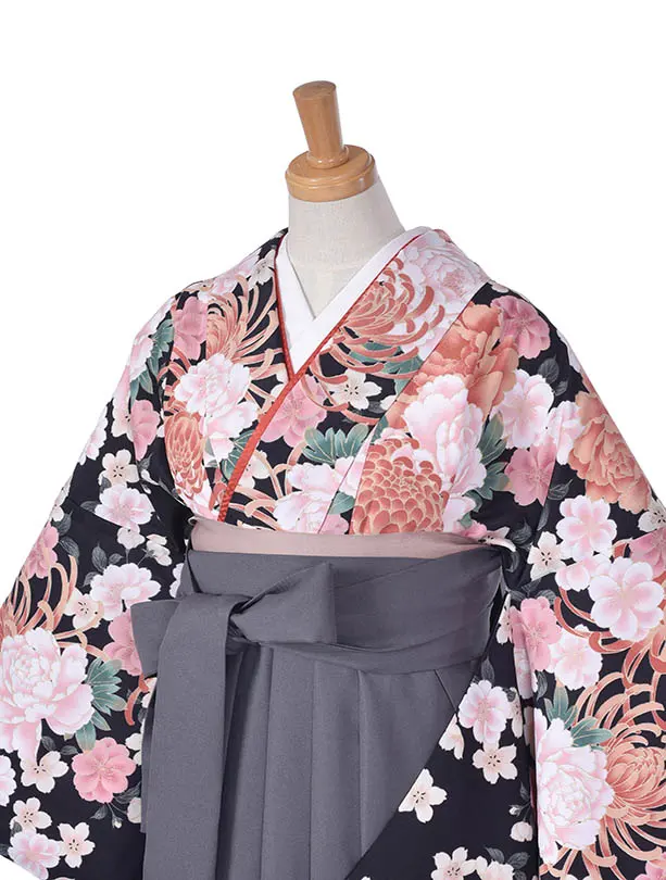 卒業袴 ﾚﾝﾀル040黒地に牡丹・桜柄の二尺袖 × グレー袴