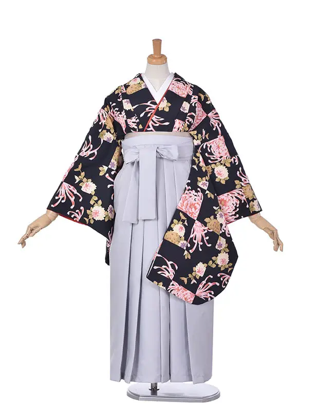 卒業袴 ﾚﾝﾀル042黒地に菊・牡丹の市松風柄二尺袖 × ライトグレー袴