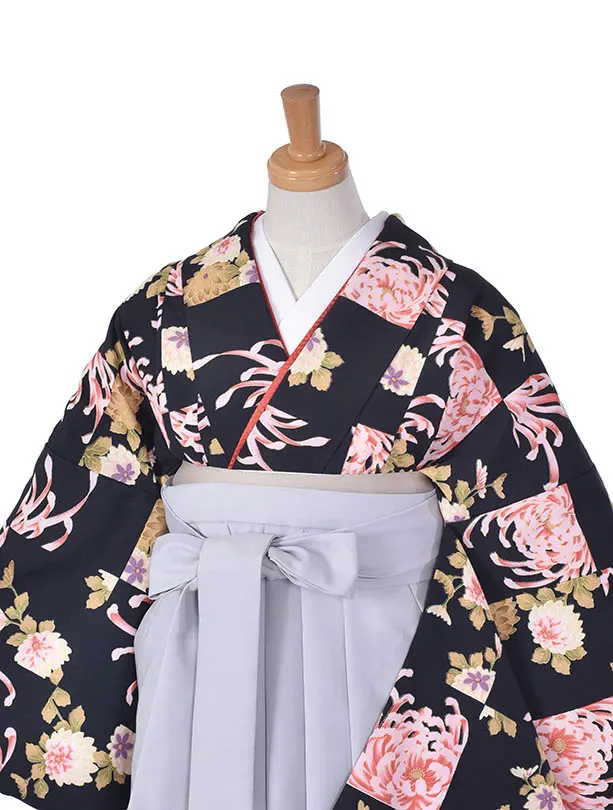 卒業袴 ﾚﾝﾀル042黒地に菊・牡丹の市松風柄二尺袖 × ライトグレー袴