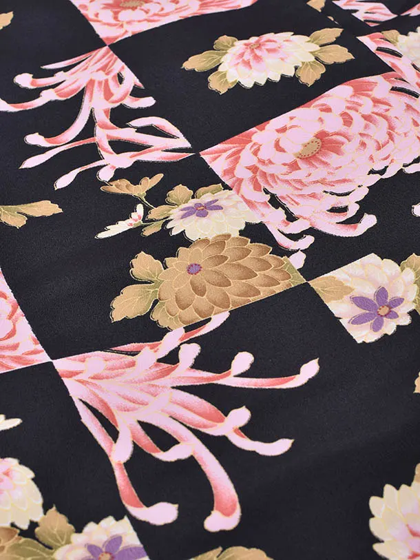 卒業袴 ﾚﾝﾀル042黒地に菊・牡丹の市松風柄二尺袖 × ライトグレー袴