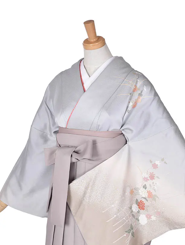 先生袴 ﾚﾝﾀルD0075【正絹】薄淡グレーの古典花柄二尺袖 × グレージュ袴