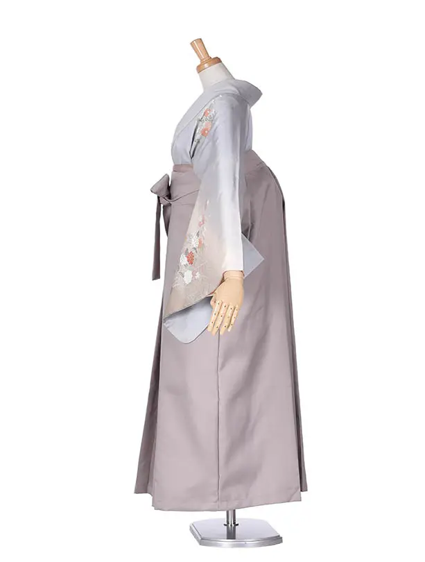 先生袴 ﾚﾝﾀルD0075【正絹】薄淡グレーの古典花柄二尺袖 × グレージュ袴